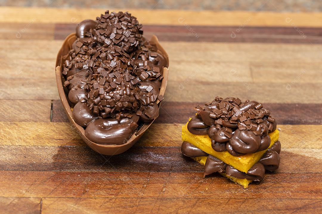 Ovo de páscoa gourmet com biscoito de doce de leite e brigadeiro de chocolate Imagem JPG