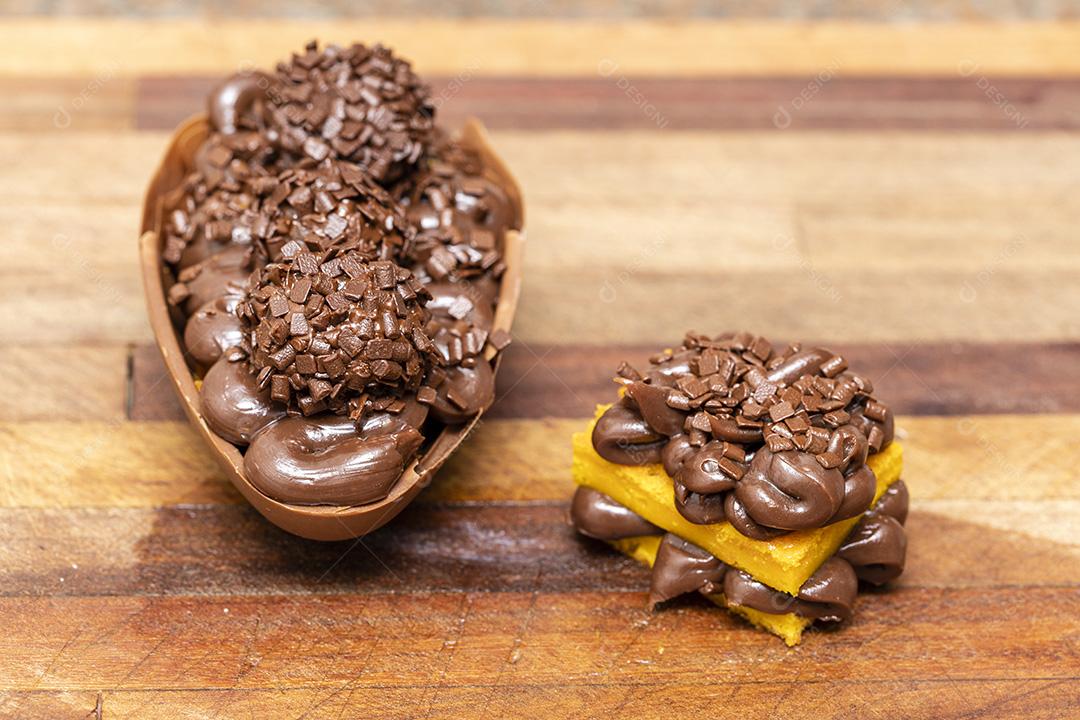 Ovo de páscoa gourmet com biscoito de doce de leite e brigadeiro de chocolate Imagem JPG