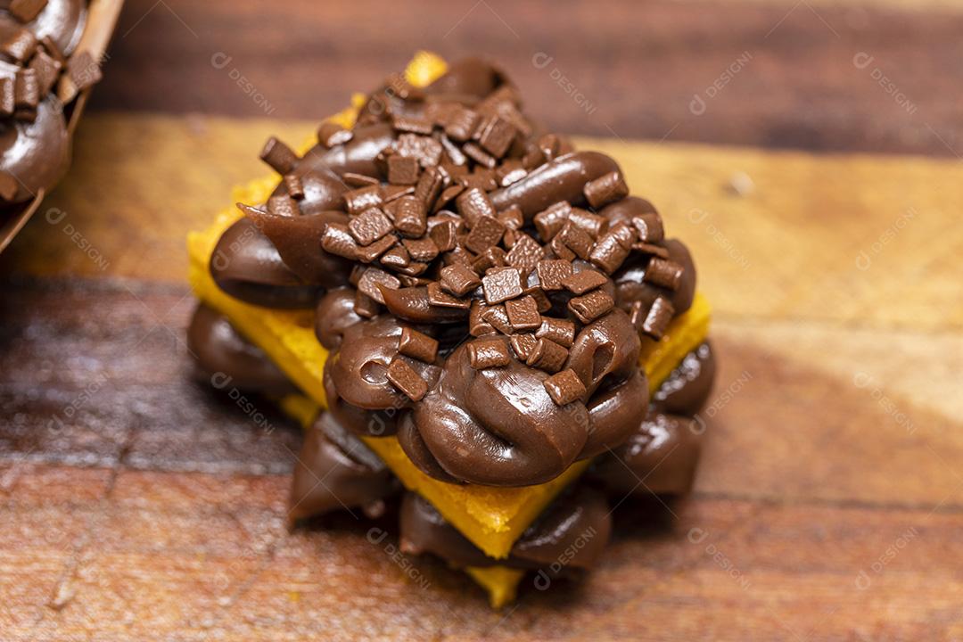 Ovo de páscoa gourmet com biscoito de doce de leite e brigadeiro de chocolate Imagem JPG