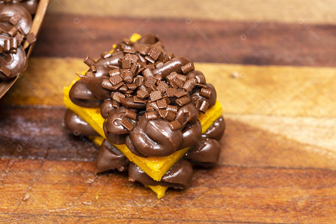 Ovo de páscoa gourmet com biscoito de doce de leite e brigadeiro de chocolate Imagem JPG