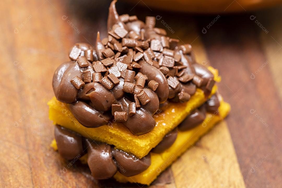 Ovo de páscoa gourmet com biscoito de doce de leite e brigadeiro de chocolate Imagem JPG