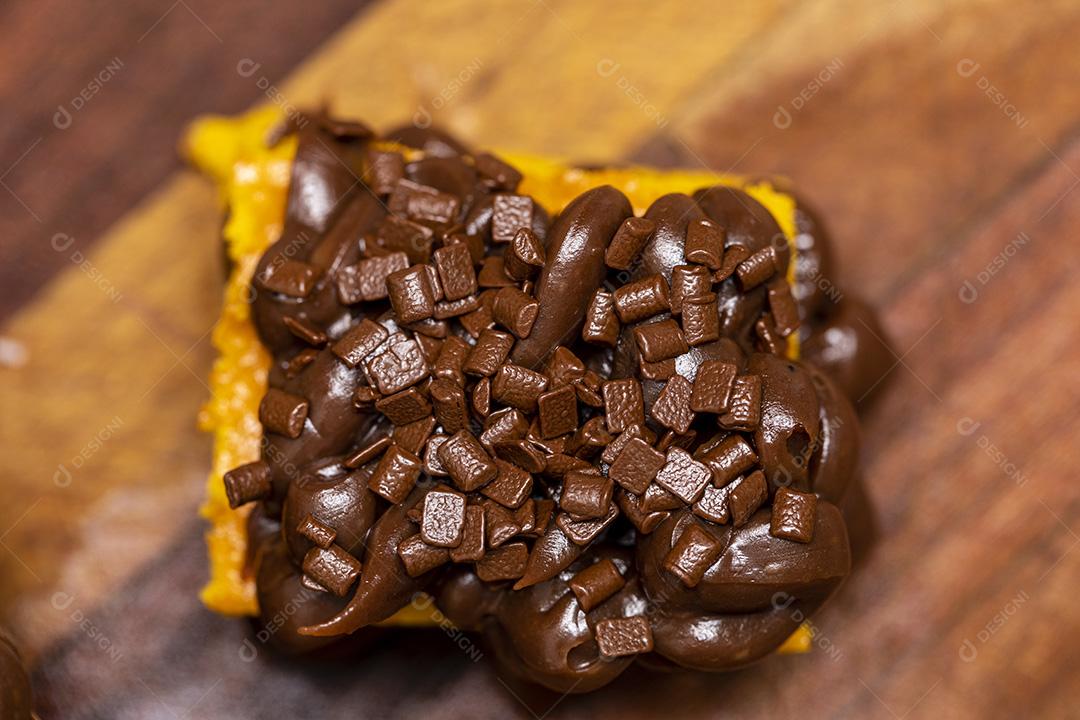 Ovo de páscoa gourmet com biscoito de doce de leite e brigadeiro de chocolate Imagem JPG