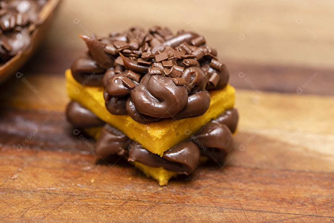 Ovo de páscoa gourmet com biscoito de doce de leite e brigadeiro de chocolate Imagem JPG