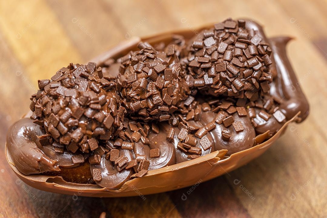 Ovo da pascoa de chocolate preto gourmet Imagem JPG