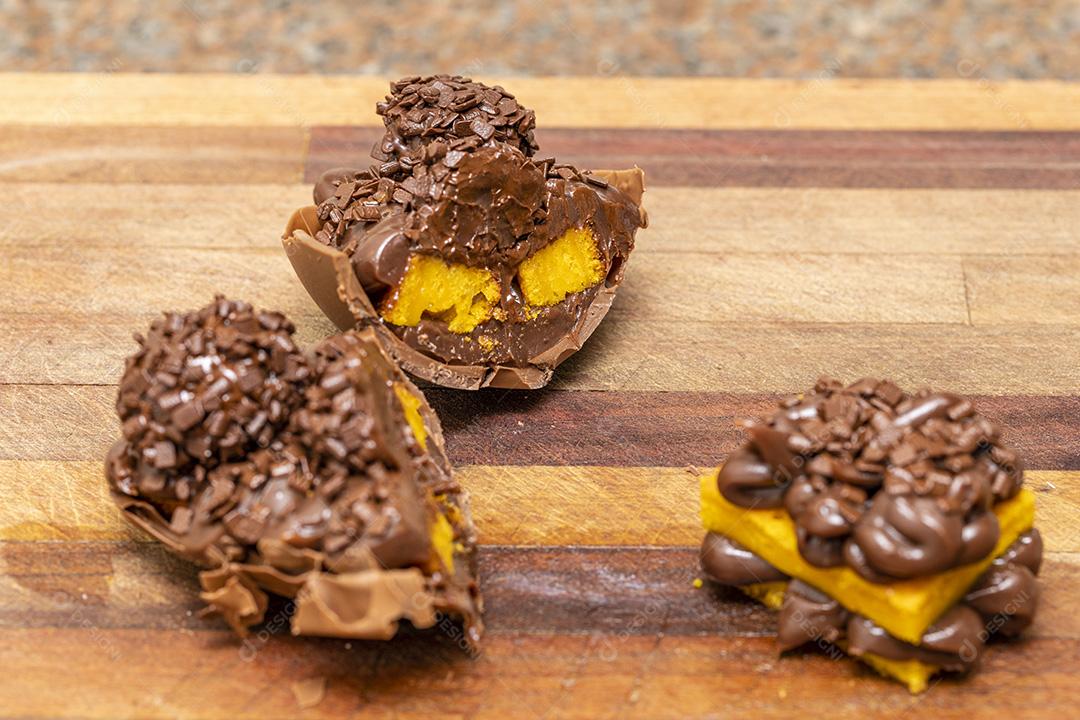 Ovo de páscoa gourmet com biscoito de doce de leite e brigadeiro de chocolate Imagem JPG