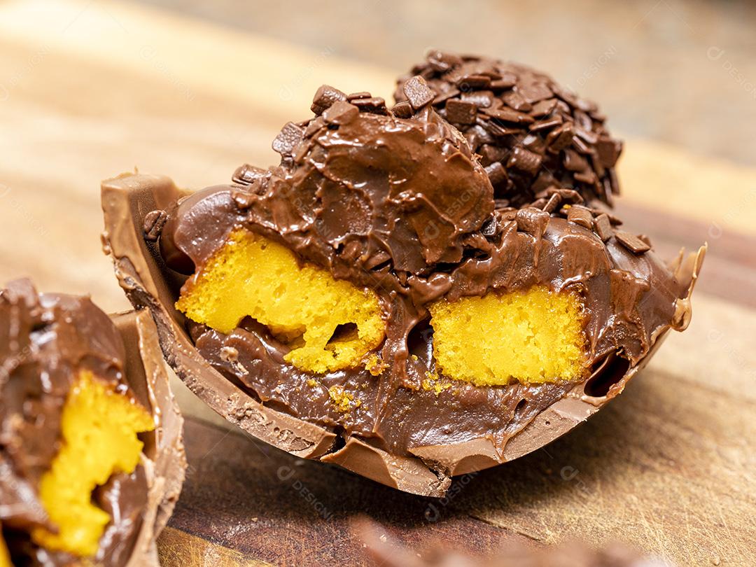 Ovo de páscoa gourmet com biscoito de doce de leite e brigadeiro de chocolate Imagem JPG