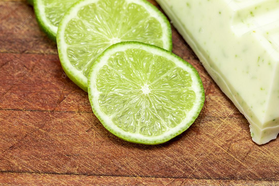 Chocolate branco limao cortado em rodelas brigadeiros Imagem JPG