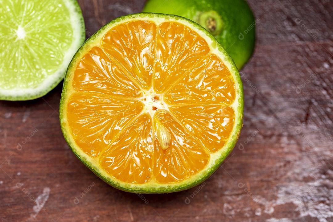 Limao verde cortada ao meio Imagem JPG