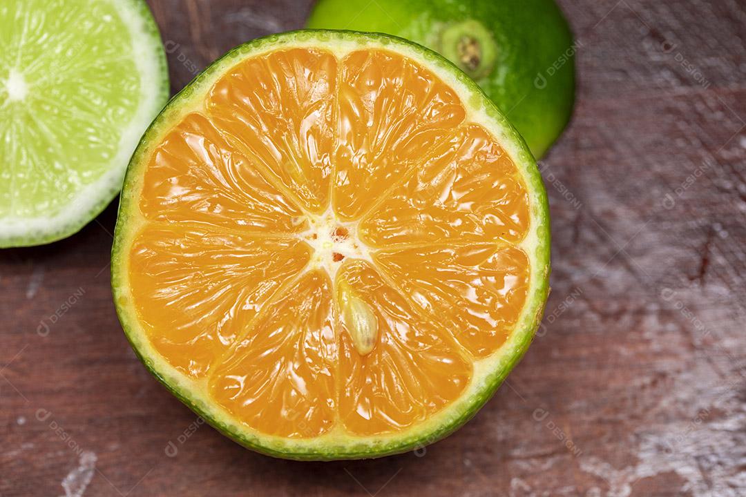 Limao verde cortada ao meio Imagem JPG