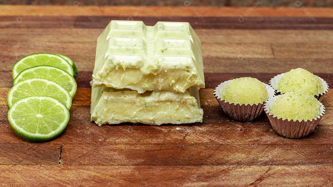 Barra de chocolate branco partido ao meio com rodelas de limao e brigadeiro  Imagem JPG