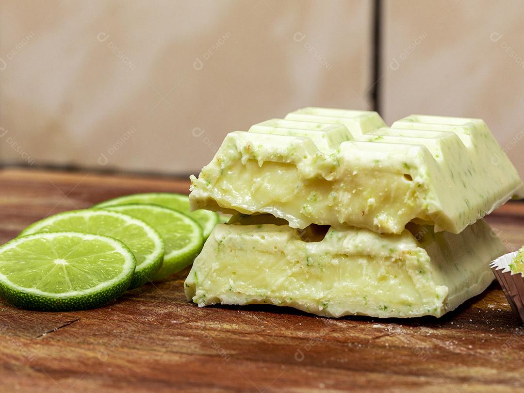 Barra de chocolate branco partido ao meio com rodelas de limao e brigadeiro  Imagem JPG