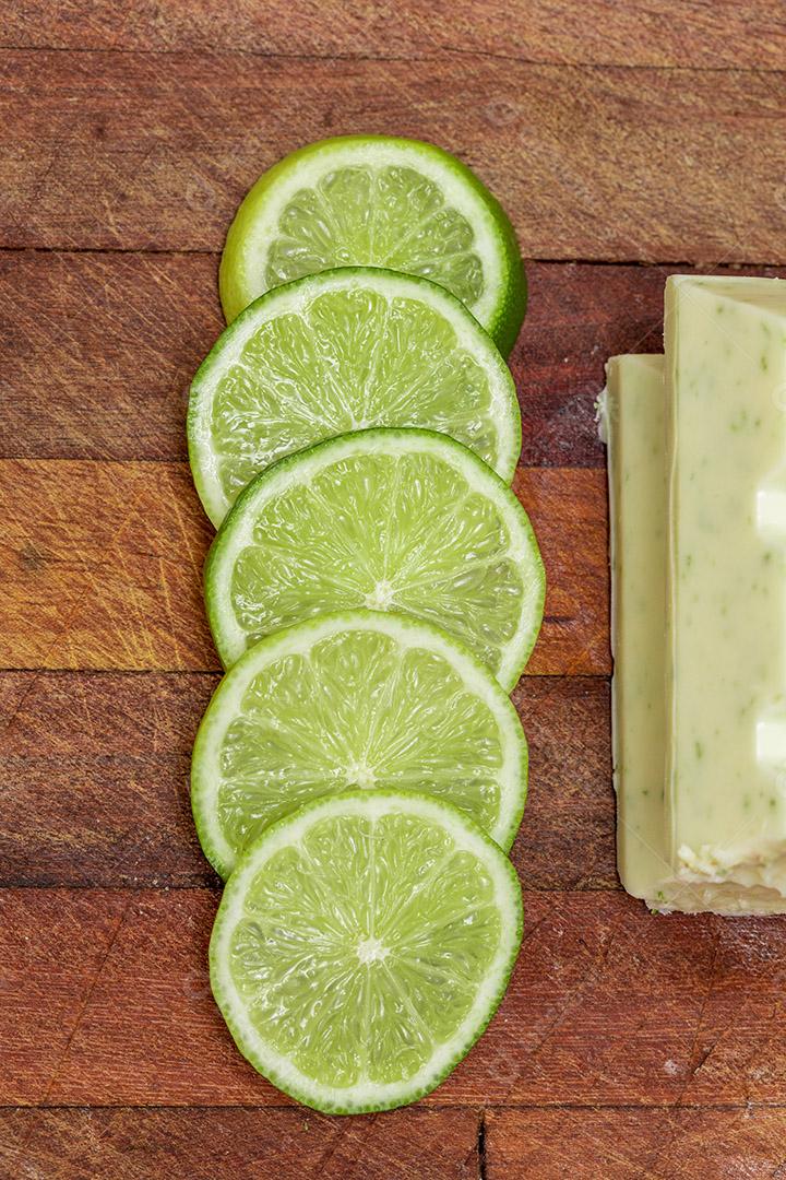 White chocolate bar split in half with lemon slices and brigadeiro Imagem JPG