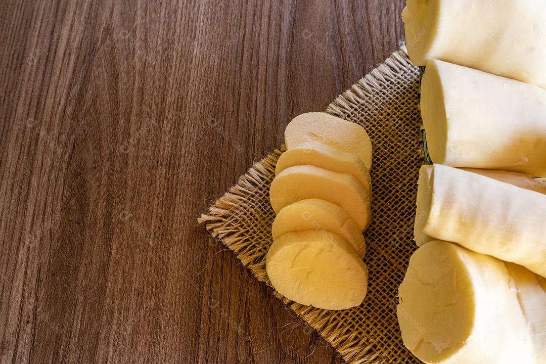 Raizes mandioca sobre uma mesa de madeira Imagem JPG