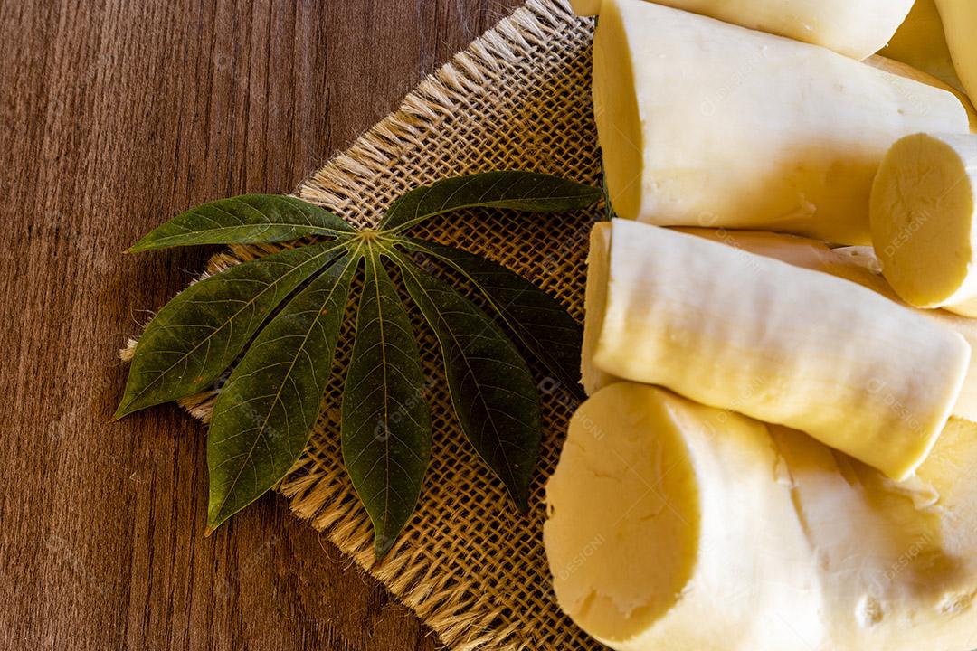 Raizes mandioca sobre uma mesa de madeira Imagem JPG