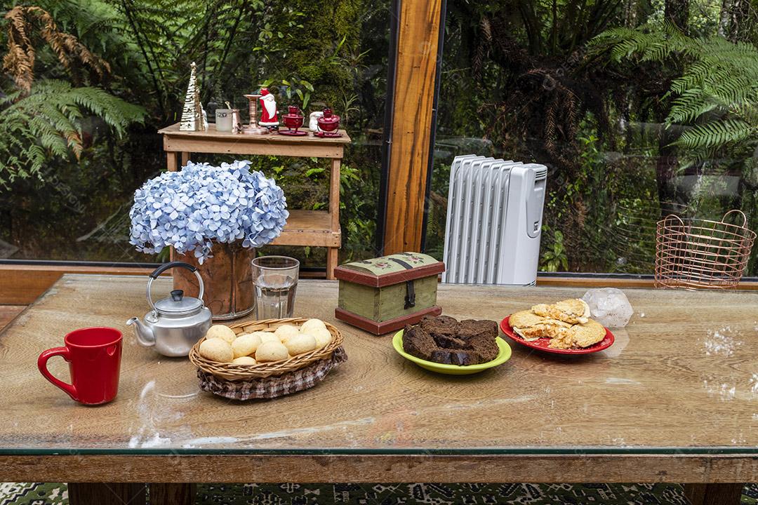 Linda mesa de café da manhã um lugar aconchegante de lareira Imagem JPG