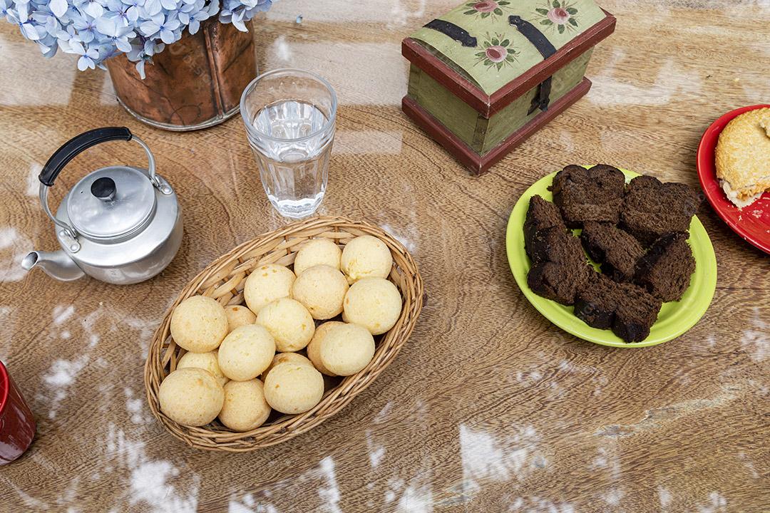 Linda mesa de café da manhã um lugar aconchegante Imagem JPG