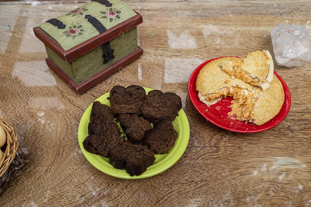 Linda mesa de café da manhã um lugar aconchegante Imagem JPG