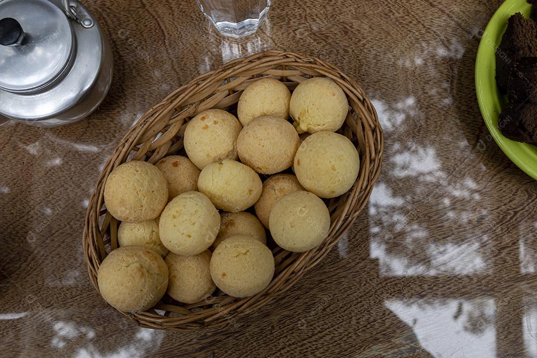 Linda mesa de café da manhã um lugar aconchegante Imagem JPG