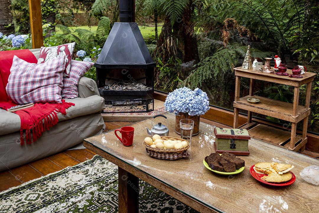 Linda mesa de café da manhã um lugar aconchegante Imagem JPG