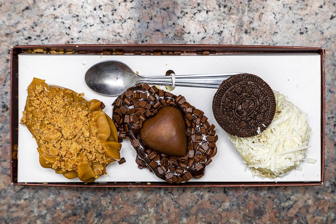 Ovo de colher de doce de leite de chocolate e de oreo Imagem JPG