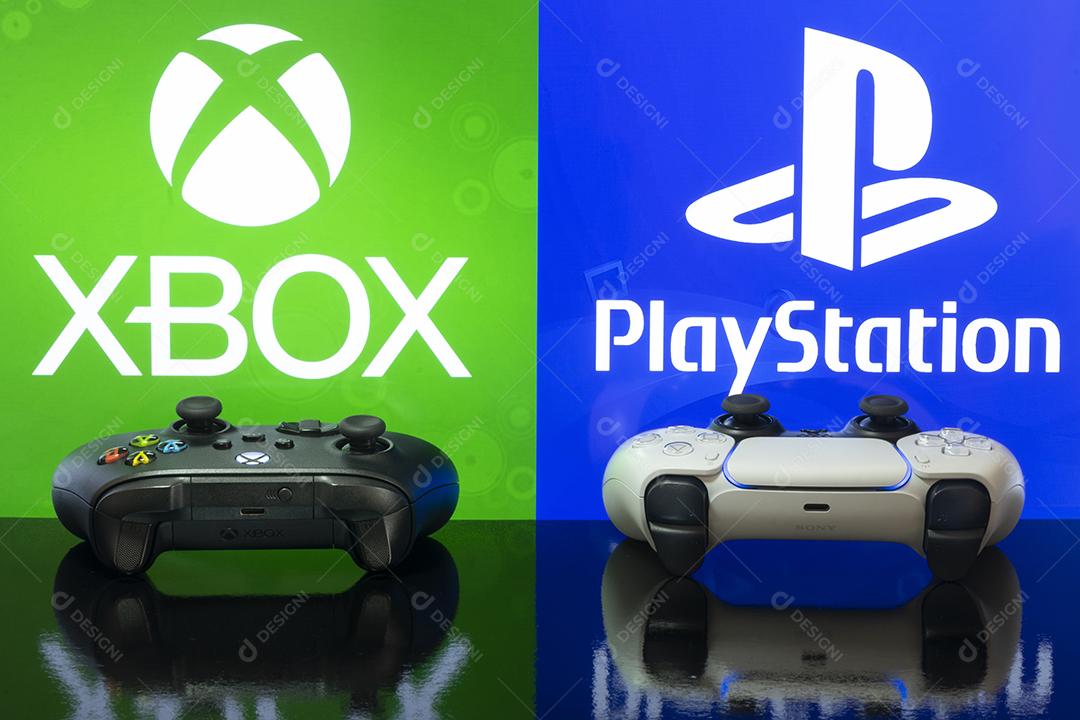 Controladores Xbox e Playstation 5 com logotipos Xbox e Playstation Imagem JPG
