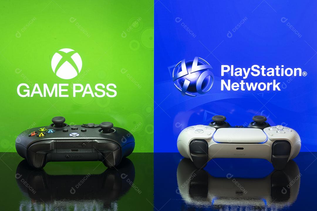 Fotos Controladores Xbox e Playstation 5 com logotipos Game Pass e Playstation Network