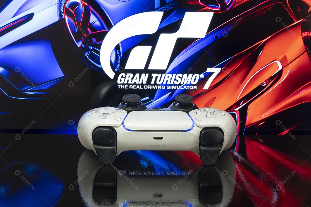 Fotos Controle do Playstation 5 com logotipo do Gran Turismo 7 em segundo plano