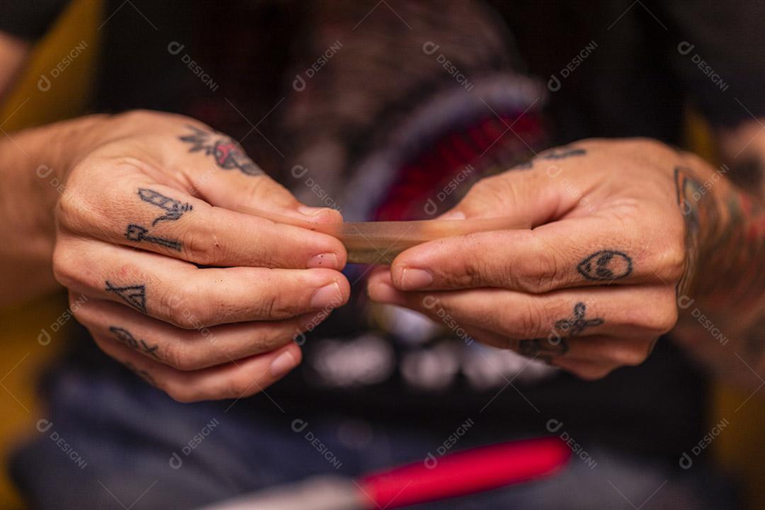 O homem rolou o baseado de maconha fresca Imagem JPG