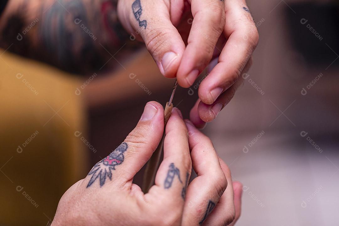 O homem rolou o baseado de maconha fresca Imagem JPG