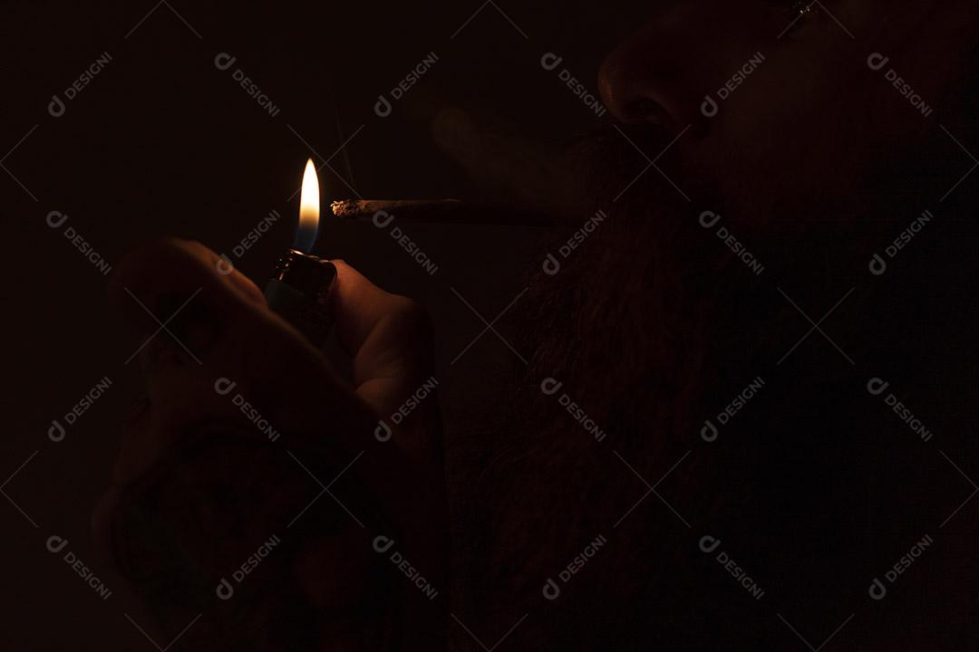 Homem fumando um baseado cannabis Imagem JPG