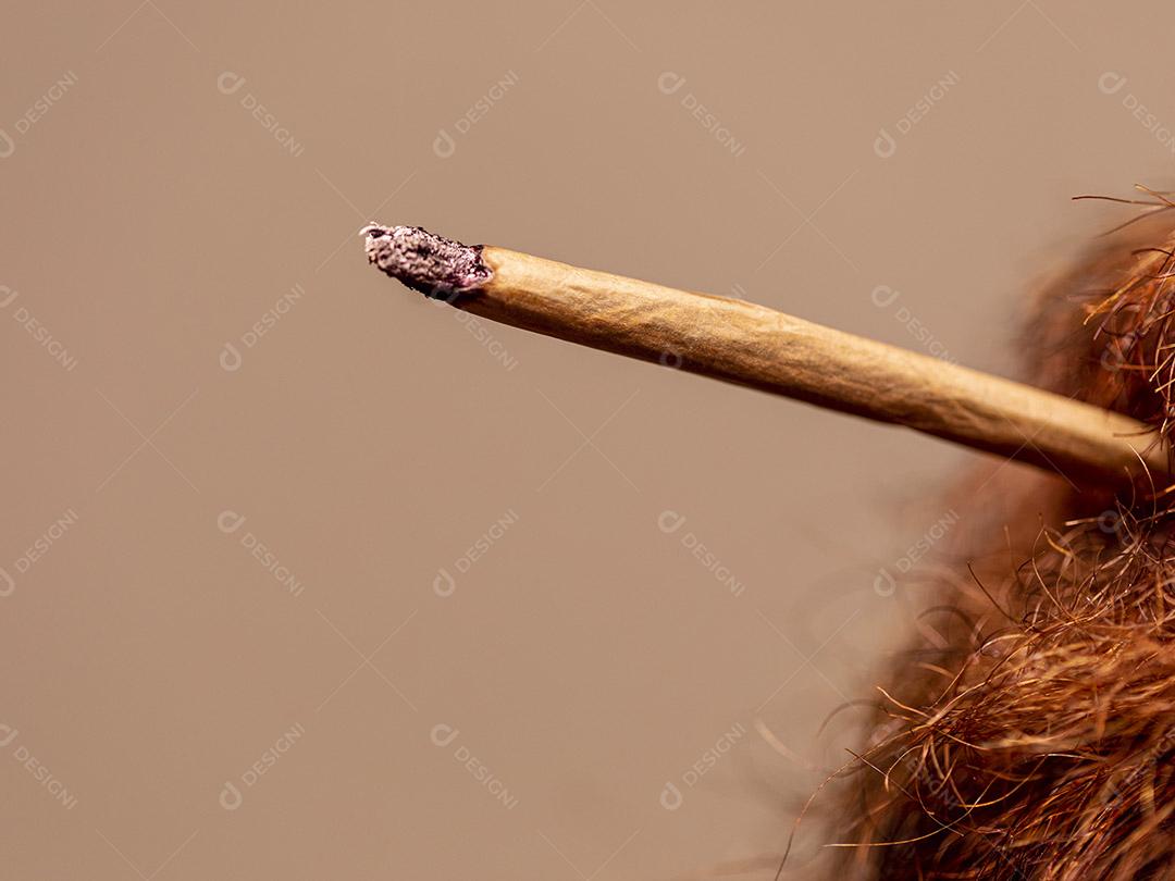 Homem com barba ruiva fumando um baseado cannabis Imagem JPG