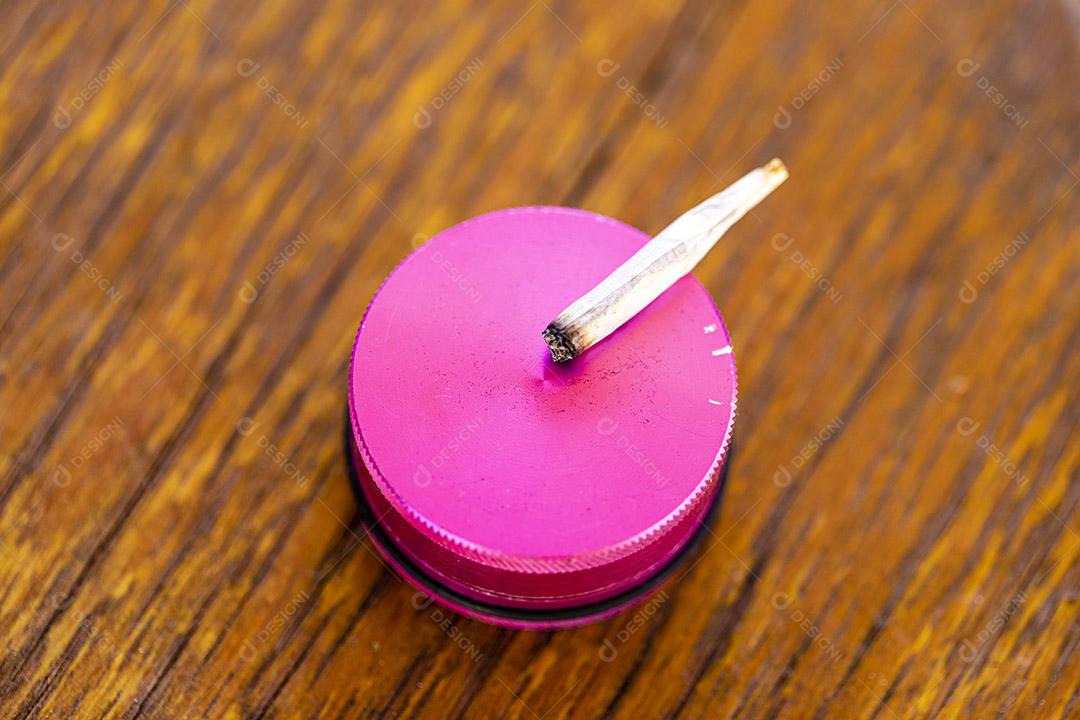 Maconha à base de moedor de ervas.Imagem JPG