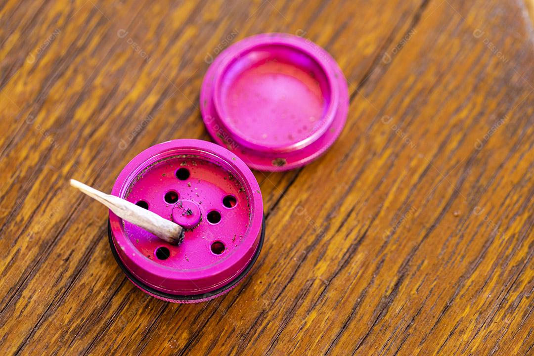 Maconha à base de moedor de ervas.Imagem JPG