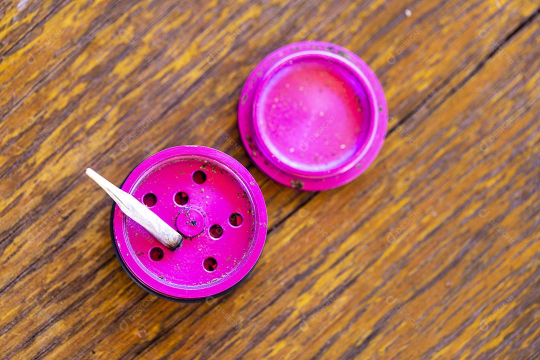 Maconha à base de moedor de ervas.Imagem JPG