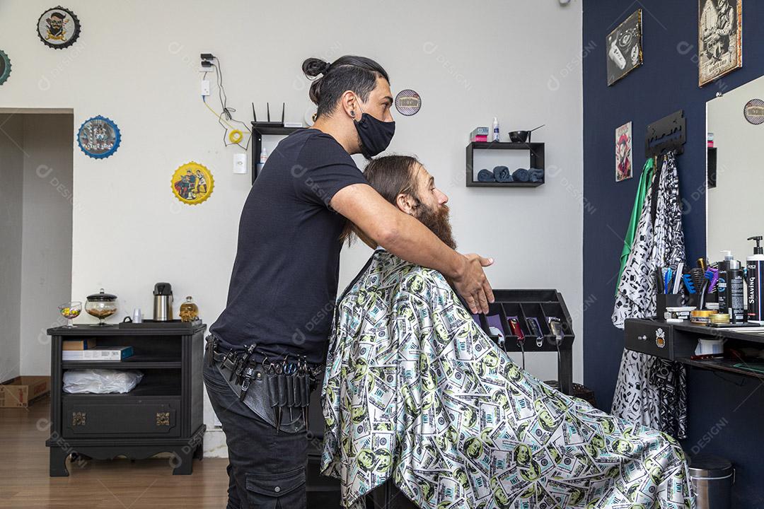 Homem peludo e barbudo na barbearia.Imagem JPG