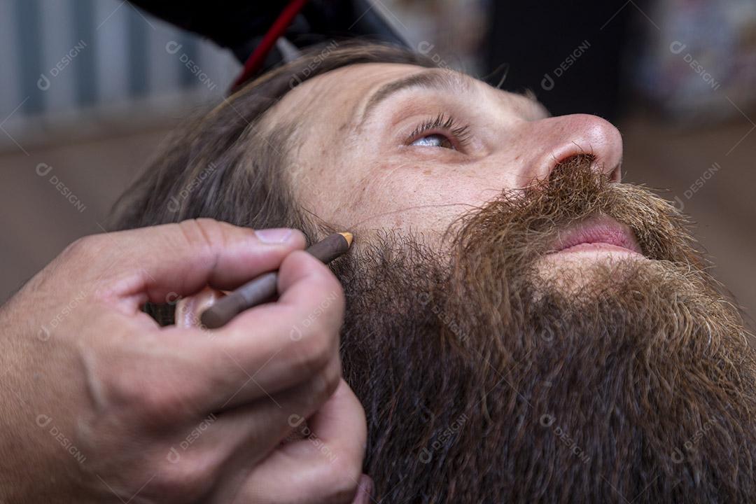 Homem peludo e barbudo na barbearia Imagem JPG