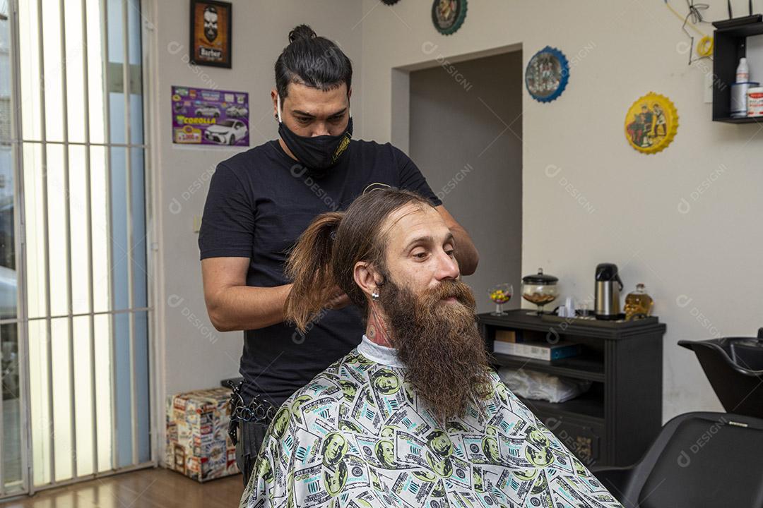 Homem sentado na cadeira de barbeiro salao Imagem JPG