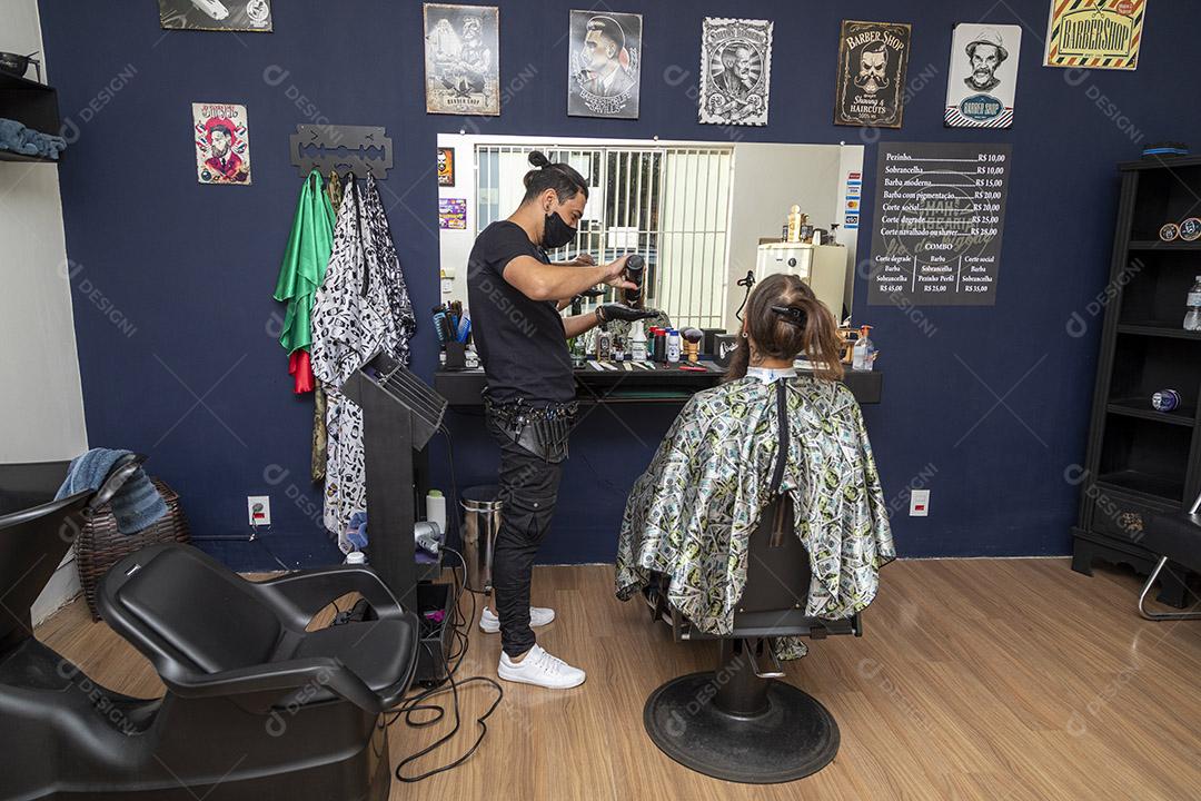 Homem sentado na cadeira de barbeiro salao Imagem JPG