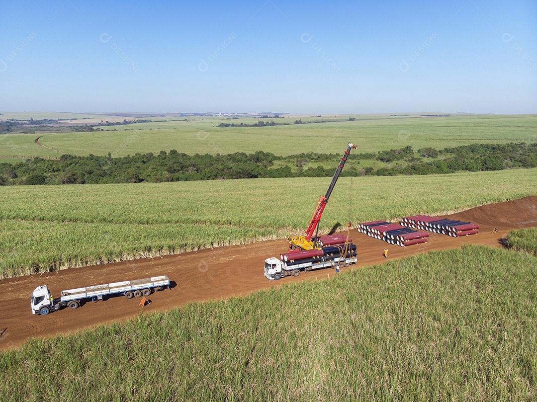 caminhao guincho tubos circulares em lavoura Imagem JPG