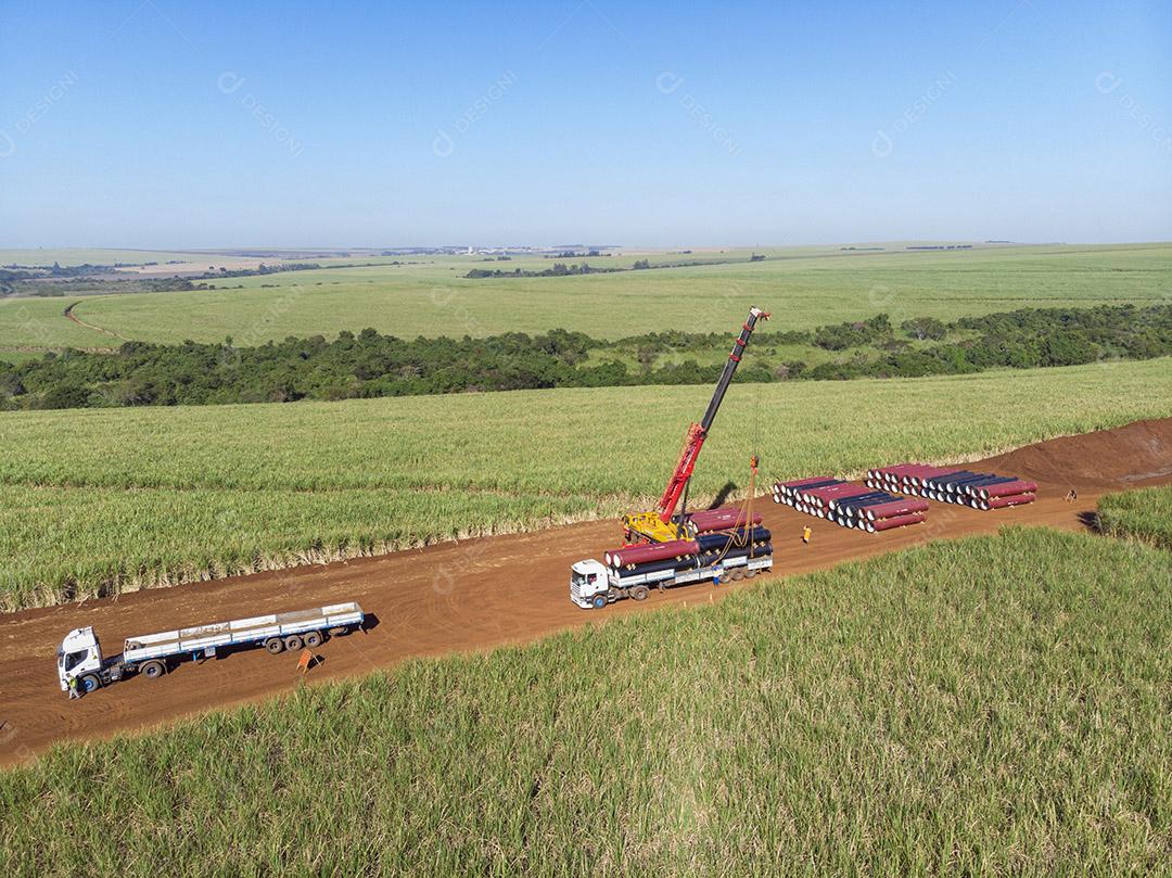 caminhao guincho tubos circulares em lavoura Imagem JPG