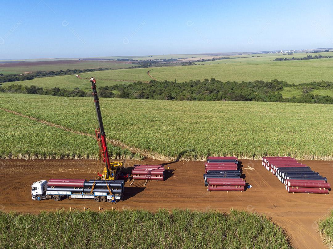 caminhao guincho tubos circulares em lavoura Imagem JPG