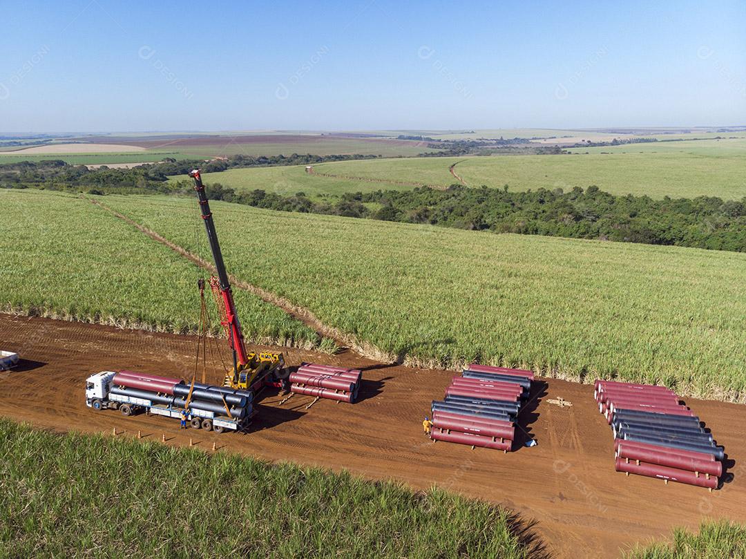 caminhao guincho tubos circulares em lavoura Imagem JPG