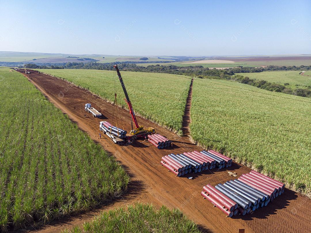 caminhao guincho tubos circulares em lavoura Imagem JPG
