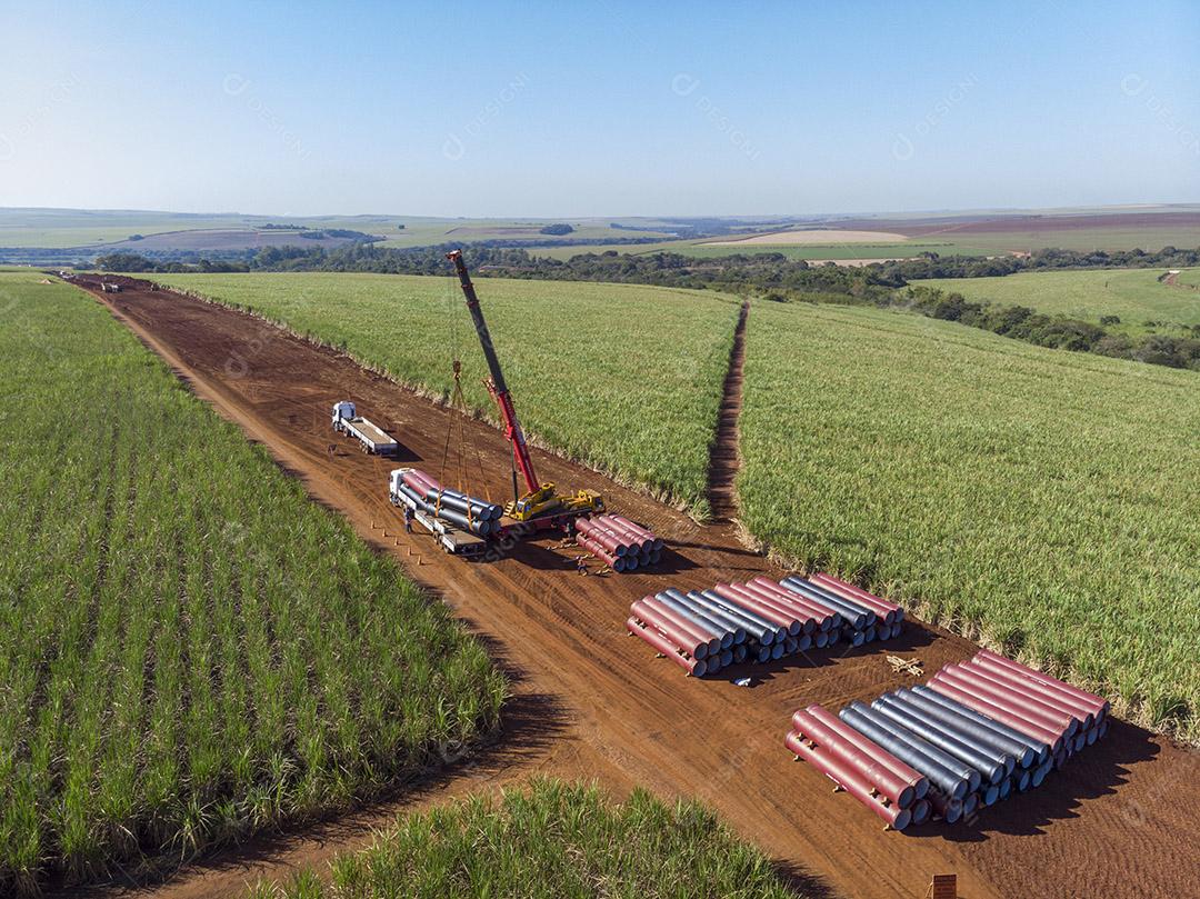 caminhao guincho tubos circulares em lavoura Imagem JPG