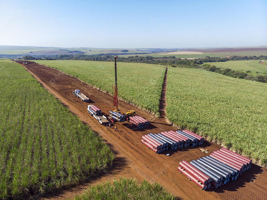 caminhao guincho tubos circulares em lavoura Imagem JPG