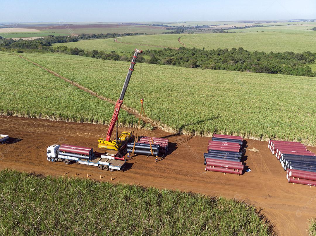 caminhao guincho tubos circulares em lavoura Imagem JPG