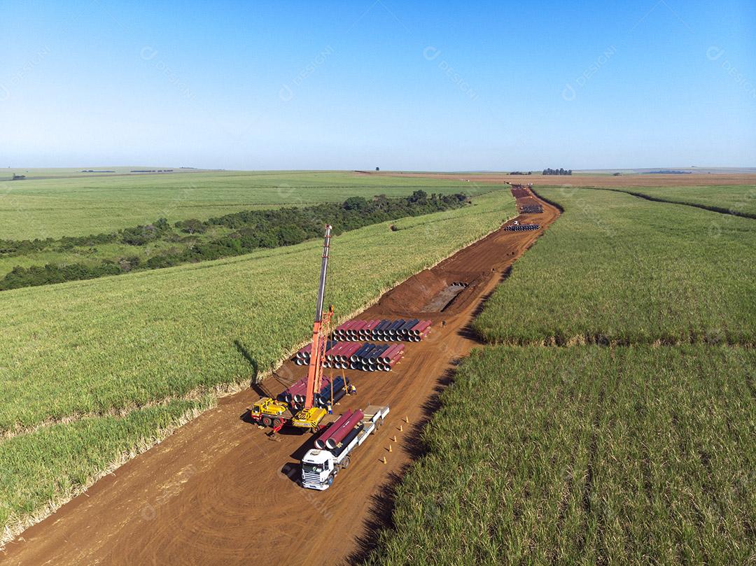 caminhao guincho tubos circulares em lavoura Imagem JPG