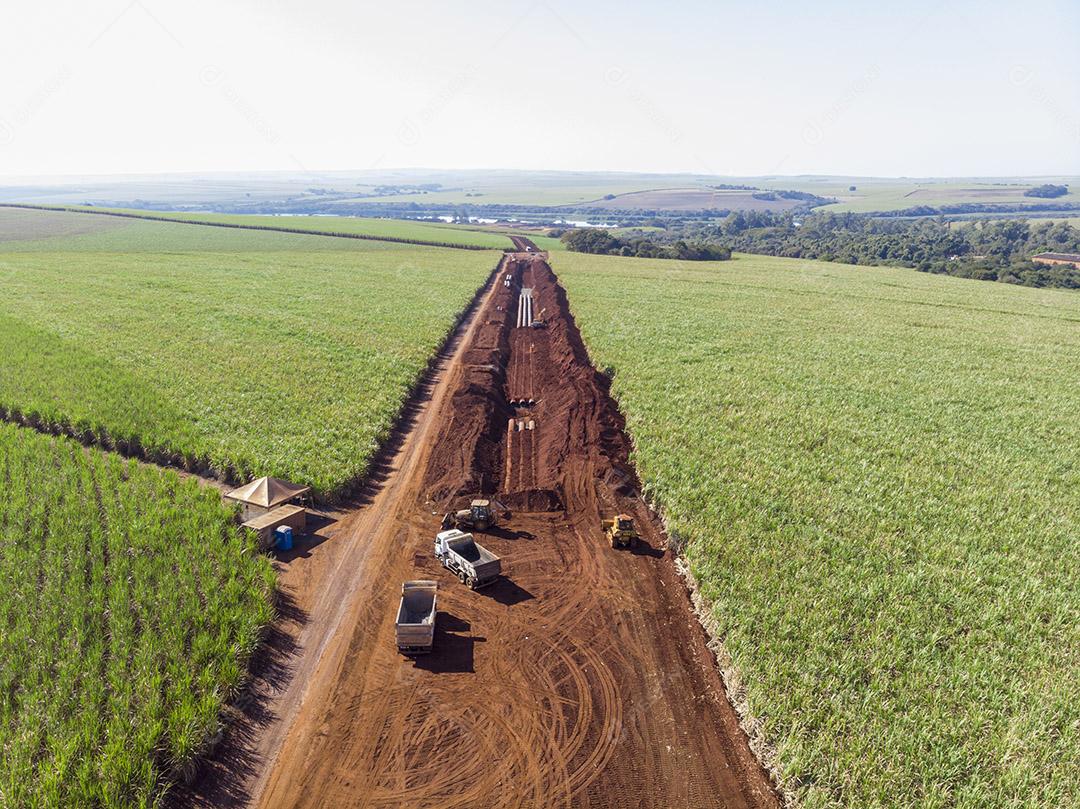 caminhao guincho tubos circulares em lavoura Imagem JPG