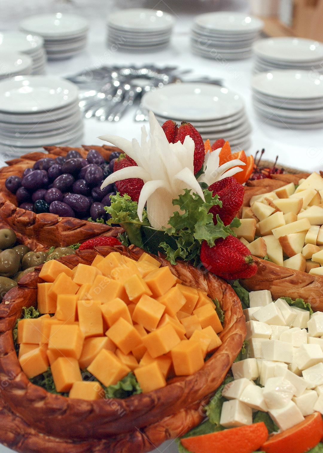 Queijos e azeitonas servidos Imagem JPG