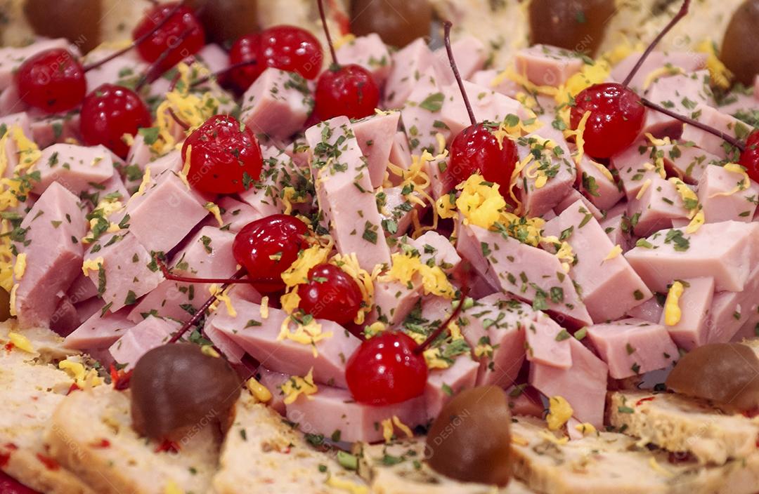 Cerejas E Presunto Cortados Em Cubos Imagem JPG